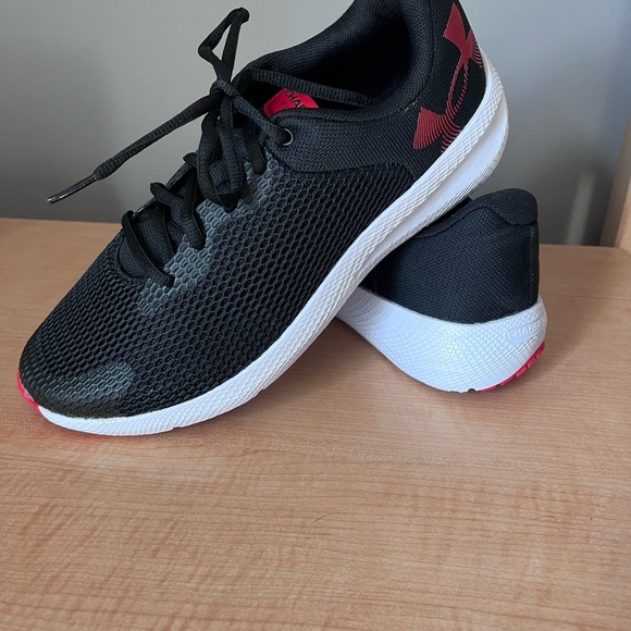 New UA Gym Shoes - Picture 3 of 4